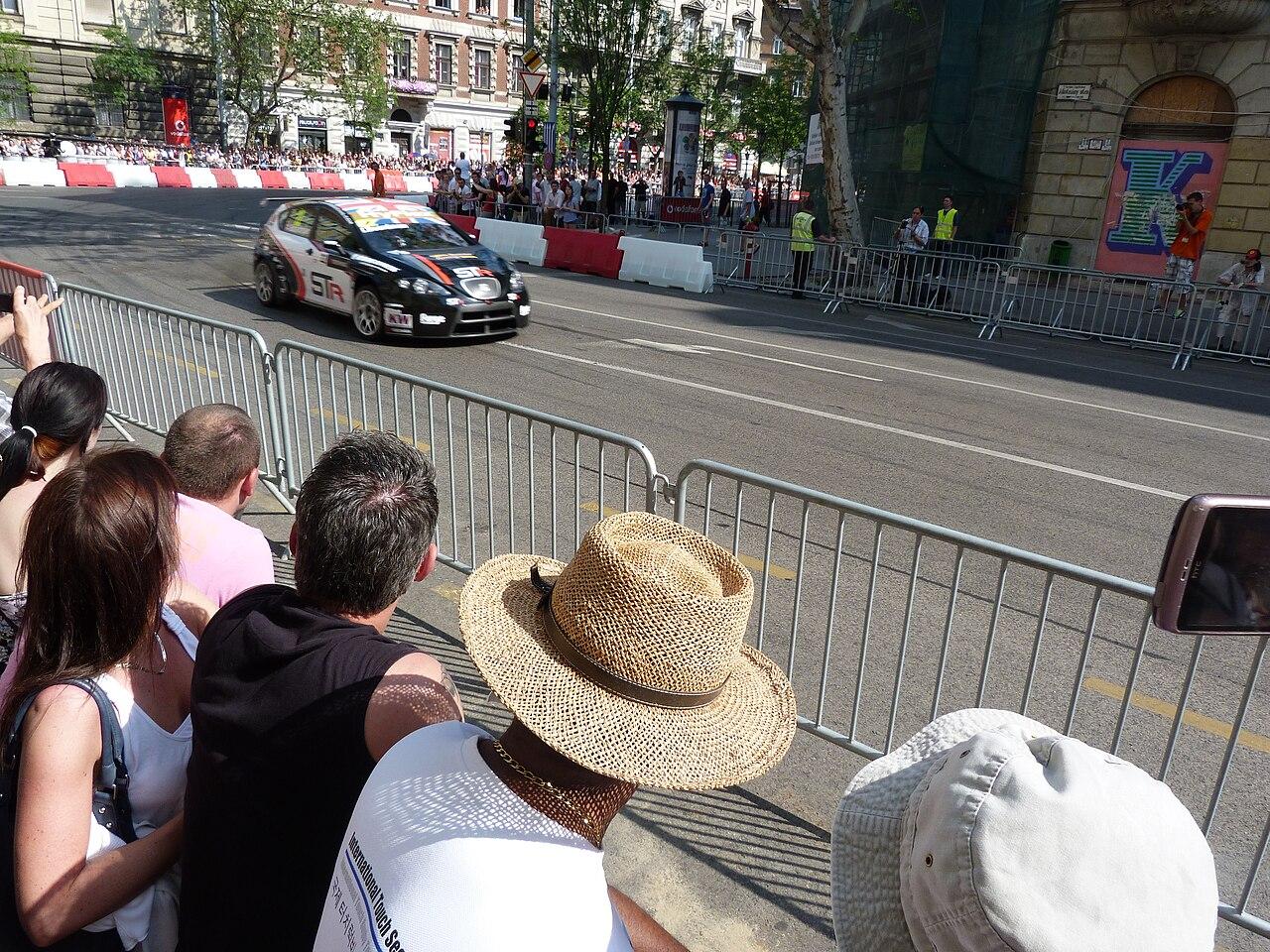 F1赛车下沉：让运动回到人群之中（战术执教视角）